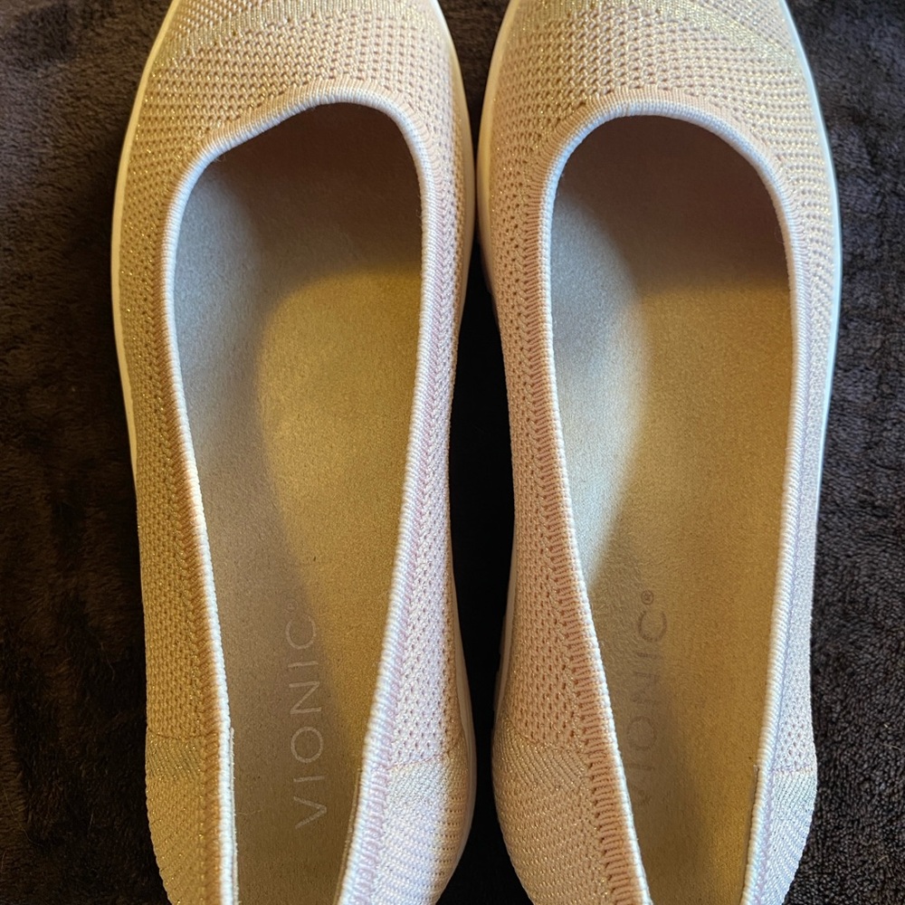 Vionic Cream Flats with Elegant Design and Comfort